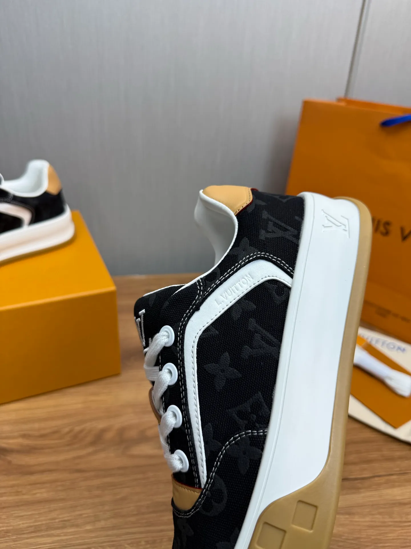 Men's shoes 620💰 Lv. Top purchasing agent🇮🇹 Louis Vuitton, sports sneakers counter synchronization, uppers imported from Italy, high-quality splicing and complex handicrafts, imported mesh pads are soft and comfortable, soles: original factory special soles, TPU exclusive movable molded soles super comfortable, original factory single goods, 🔍🔍high quality, you can enter and exit the counter at will, welcome to compare, code number 38-44 (customized 38.45)